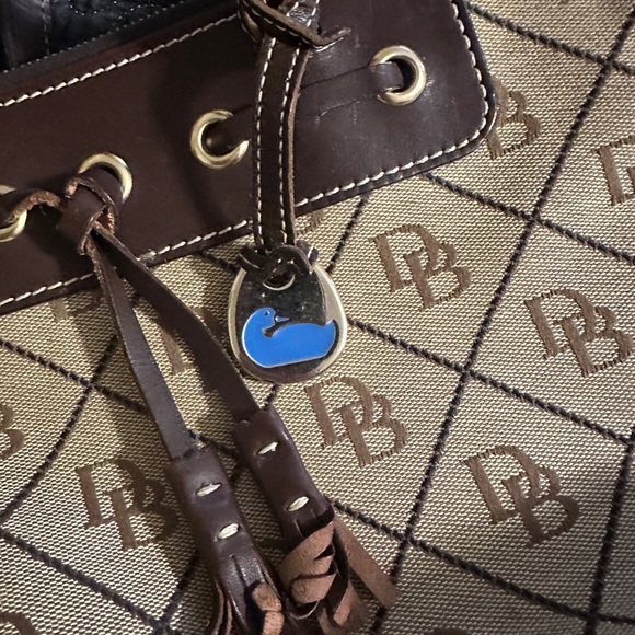 Vintage Dooney & Bourke signature canvas with brown leather trim. - Picture 4 of 13